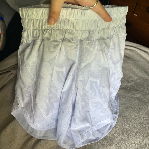 Lululemon silver grey botanical print shorts - Picture 9 of 11